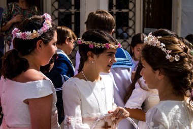 Carmona, İspanya - 19 Haziran 2022 Corpus Christi de Carmona, Santa Maria Kilisesi 'ne giden genç çocuklarla dolu dini geçit töreni.