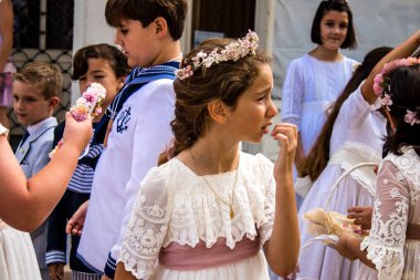 Carmona, İspanya - 19 Haziran 2022 Corpus Christi de Carmona, Santa Maria Kilisesi 'ne giden genç çocuklarla dolu dini geçit töreni.