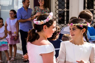 Carmona, İspanya - 19 Haziran 2022 Corpus Christi de Carmona, Santa Maria Kilisesi 'ne giden genç çocuklarla dolu dini geçit töreni.