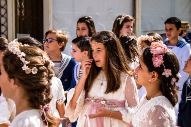 Carmona, İspanya - 19 Haziran 2022 Corpus Christi de Carmona, Santa Maria Kilisesi 'ne giden genç çocuklarla dolu dini geçit töreni.