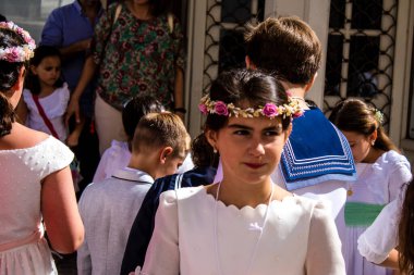 Carmona, İspanya - 19 Haziran 2022 Corpus Christi de Carmona, Santa Maria Kilisesi 'ne giden genç çocuklarla dolu dini geçit töreni.