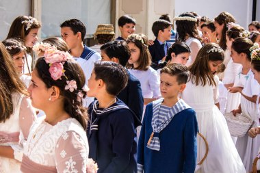 Carmona, İspanya - 19 Haziran 2022 Corpus Christi de Carmona, Santa Maria Kilisesi 'ne giden genç çocuklarla dolu dini geçit töreni.