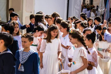 Carmona, İspanya - 19 Haziran 2022 Corpus Christi de Carmona, Santa Maria Kilisesi 'ne giden genç çocuklarla dolu dini geçit töreni.