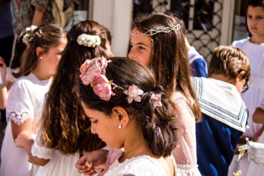 Carmona, İspanya - 19 Haziran 2022 Corpus Christi de Carmona, Santa Maria Kilisesi 'ne giden genç çocuklarla dolu dini geçit töreni.