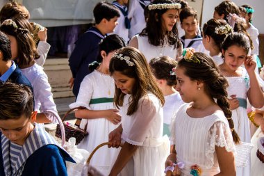Carmona, İspanya - 19 Haziran 2022 Corpus Christi de Carmona, Santa Maria Kilisesi 'ne giden genç çocuklarla dolu dini geçit töreni.