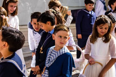 Carmona, İspanya - 19 Haziran 2022 Corpus Christi de Carmona, Santa Maria Kilisesi 'ne giden genç çocuklarla dolu dini geçit töreni.