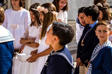 Carmona, İspanya - 19 Haziran 2022 Corpus Christi de Carmona, Santa Maria Kilisesi 'ne giden genç çocuklarla dolu dini geçit töreni.