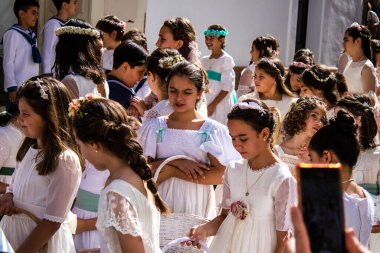 Carmona, İspanya - 19 Haziran 2022 Corpus Christi de Carmona, Santa Maria Kilisesi 'ne giden genç çocuklarla dolu dini geçit töreni.