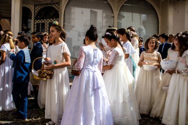 Carmona, İspanya - 19 Haziran 2022 Corpus Christi de Carmona, Santa Maria Kilisesi 'ne giden genç çocuklarla dolu dini geçit töreni.