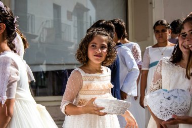 Carmona, İspanya - 19 Haziran 2022 Corpus Christi de Carmona, Santa Maria Kilisesi 'ne giden genç çocuklarla dolu dini geçit töreni.