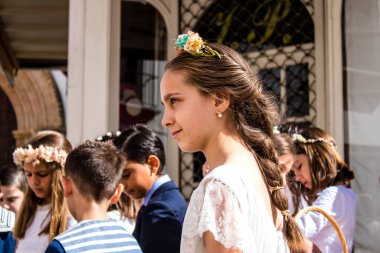 Carmona, İspanya - 19 Haziran 2022 Corpus Christi de Carmona, Santa Maria Kilisesi 'ne giden genç çocuklarla dolu dini geçit töreni.