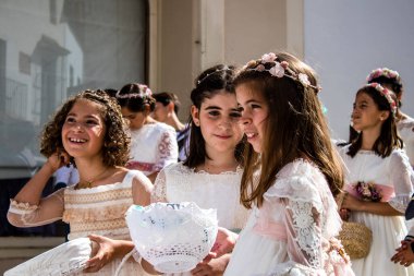 Carmona, İspanya - 19 Haziran 2022 Corpus Christi de Carmona, Santa Maria Kilisesi 'ne giden genç çocuklarla dolu dini geçit töreni.