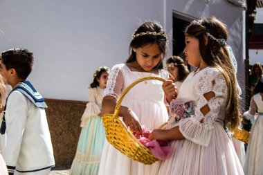 Carmona, İspanya - 19 Haziran 2022 Corpus Christi de Carmona, Santa Maria Kilisesi 'ne giden genç çocuklarla dolu dini geçit töreni.