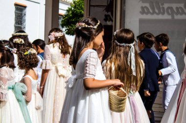 Carmona, İspanya - 19 Haziran 2022 Corpus Christi de Carmona, Santa Maria Kilisesi 'ne giden genç çocuklarla dolu dini geçit töreni.