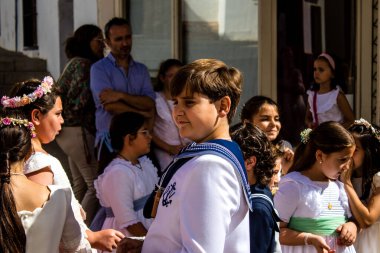 Carmona, İspanya - 19 Haziran 2022 Corpus Christi de Carmona, Santa Maria Kilisesi 'ne giden genç çocuklarla dolu dini geçit töreni.