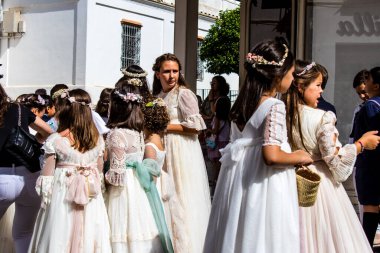 Carmona, İspanya - 19 Haziran 2022 Corpus Christi de Carmona, Santa Maria Kilisesi 'ne giden genç çocuklarla dolu dini geçit töreni.