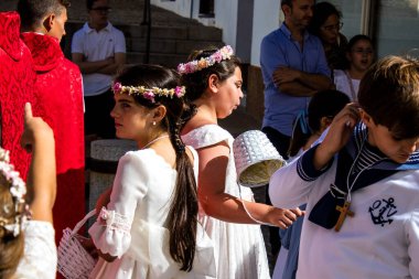 Carmona, İspanya - 19 Haziran 2022 Corpus Christi de Carmona, Santa Maria Kilisesi 'ne giden genç çocuklarla dolu dini geçit töreni.