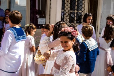 Carmona, İspanya - 19 Haziran 2022 Corpus Christi de Carmona, Santa Maria Kilisesi 'ne giden genç çocuklarla dolu dini geçit töreni.