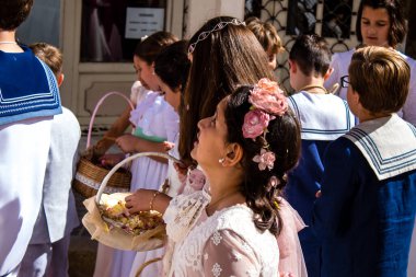 Carmona, İspanya - 19 Haziran 2022 Corpus Christi de Carmona, Santa Maria Kilisesi 'ne giden genç çocuklarla dolu dini geçit töreni.