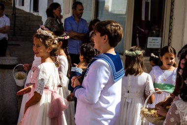 Carmona, İspanya - 19 Haziran 2022 Corpus Christi de Carmona, Santa Maria Kilisesi 'ne giden genç çocuklarla dolu dini geçit töreni.