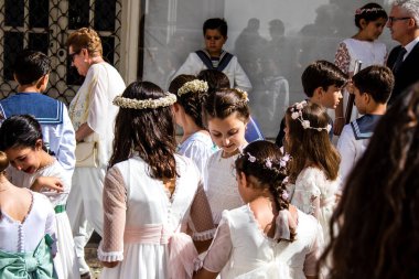 Carmona, İspanya - 19 Haziran 2022 Corpus Christi de Carmona, Santa Maria Kilisesi 'ne giden genç çocuklarla dolu dini geçit töreni.