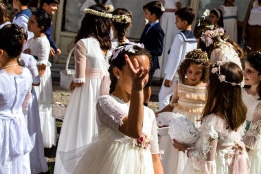 Carmona, İspanya - 19 Haziran 2022 Corpus Christi de Carmona, Santa Maria Kilisesi 'ne giden genç çocuklarla dolu dini geçit töreni.