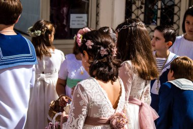 Carmona, İspanya - 19 Haziran 2022 Corpus Christi de Carmona, Santa Maria Kilisesi 'ne giden genç çocuklarla dolu dini geçit töreni.