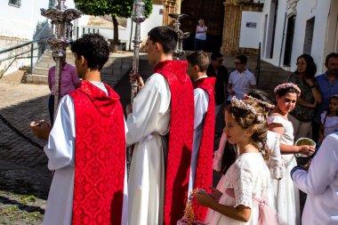 Carmona, İspanya - 19 Haziran 2022 Corpus Christi de Carmona, Santa Maria Kilisesi 'ne giden genç çocuklarla dolu dini geçit töreni.