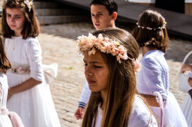 Carmona, İspanya - 19 Haziran 2022 Corpus Christi de Carmona, Santa Maria Kilisesi 'ne giden genç çocuklarla dolu dini geçit töreni.