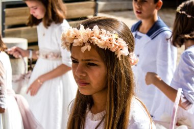 Carmona, İspanya - 19 Haziran 2022 Corpus Christi de Carmona, Santa Maria Kilisesi 'ne giden genç çocuklarla dolu dini geçit töreni.