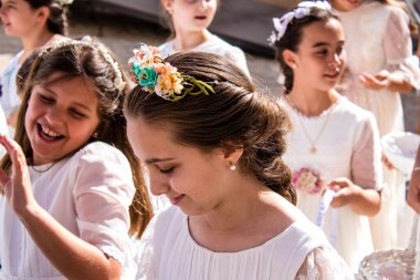 Carmona, İspanya - 19 Haziran 2022 Corpus Christi de Carmona, Santa Maria Kilisesi 'ne giden genç çocuklarla dolu dini geçit töreni.