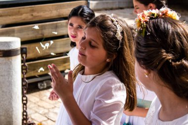 Carmona, İspanya - 19 Haziran 2022 Corpus Christi de Carmona, Santa Maria Kilisesi 'ne giden genç çocuklarla dolu dini geçit töreni.