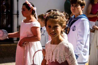 Carmona, İspanya - 19 Haziran 2022 Corpus Christi de Carmona, Santa Maria Kilisesi 'ne giden genç çocuklarla dolu dini geçit töreni.