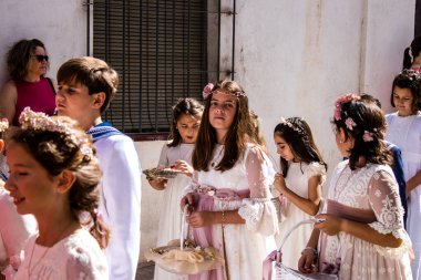 Carmona, İspanya - 19 Haziran 2022 Corpus Christi de Carmona, Santa Maria Kilisesi 'ne giden genç çocuklarla dolu dini geçit töreni.