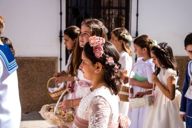 Carmona, İspanya - 19 Haziran 2022 Corpus Christi de Carmona, Santa Maria Kilisesi 'ne giden genç çocuklarla dolu dini geçit töreni.