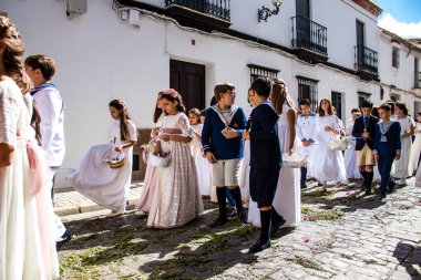 Carmona, İspanya - 19 Haziran 2022 Corpus Christi de Carmona, Santa Maria Kilisesi 'ne giden genç çocuklarla dolu dini geçit töreni.