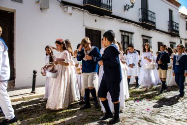 Carmona, İspanya - 19 Haziran 2022 Corpus Christi de Carmona, Santa Maria Kilisesi 'ne giden genç çocuklarla dolu dini geçit töreni.