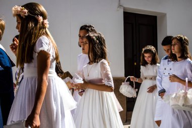 Carmona, İspanya - 19 Haziran 2022 Corpus Christi de Carmona, Santa Maria Kilisesi 'ne giden genç çocuklarla dolu dini geçit töreni.