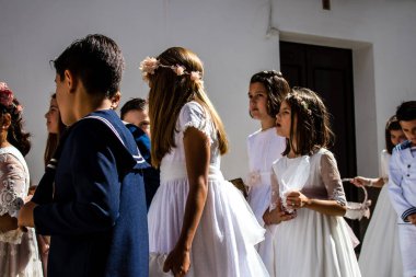 Carmona, İspanya - 19 Haziran 2022 Corpus Christi de Carmona, Santa Maria Kilisesi 'ne giden genç çocuklarla dolu dini geçit töreni.