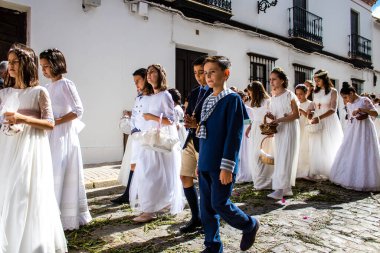 Carmona, İspanya - 19 Haziran 2022 Corpus Christi de Carmona, Santa Maria Kilisesi 'ne giden genç çocuklarla dolu dini geçit töreni.