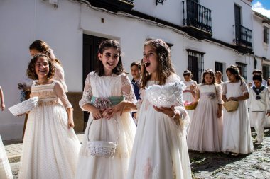 Carmona, İspanya - 19 Haziran 2022 Carmona Corpus Christi, Santa Maria Kilisesi 'ne giden genç çocuklarla dolu dini geçit töreni.