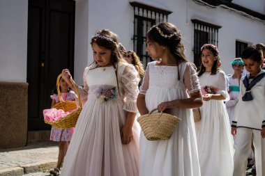 Carmona, İspanya - 19 Haziran 2022 Carmona Corpus Christi, Santa Maria Kilisesi 'ne giden genç çocuklarla dolu dini geçit töreni.