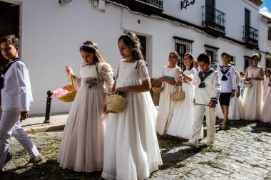 Carmona, İspanya - 19 Haziran 2022 Carmona Corpus Christi, Santa Maria Kilisesi 'ne giden genç çocuklarla dolu dini geçit töreni.