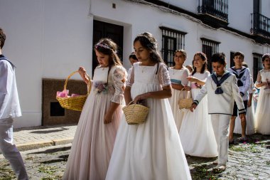 Carmona, İspanya - 19 Haziran 2022 Carmona Corpus Christi, Santa Maria Kilisesi 'ne giden genç çocuklarla dolu dini geçit töreni.