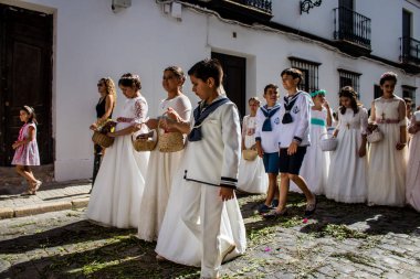 Carmona, İspanya - 19 Haziran 2022 Carmona Corpus Christi, Santa Maria Kilisesi 'ne giden genç çocuklarla dolu dini geçit töreni.