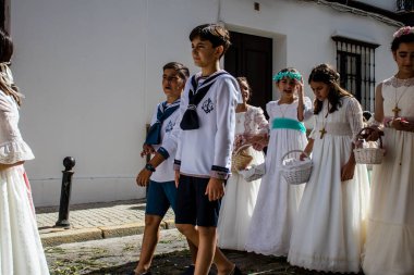 Carmona, İspanya - 19 Haziran 2022 Carmona Corpus Christi, Santa Maria Kilisesi 'ne giden genç çocuklarla dolu dini geçit töreni.