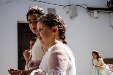 Carmona, İspanya - 19 Haziran 2022 Carmona Corpus Christi, Santa Maria Kilisesi 'ne giden genç çocuklarla dolu dini geçit töreni.