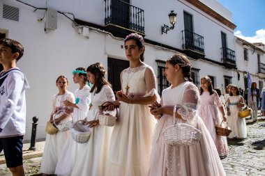 Carmona, İspanya - 19 Haziran 2022 Carmona Corpus Christi, Santa Maria Kilisesi 'ne giden genç çocuklarla dolu dini geçit töreni.