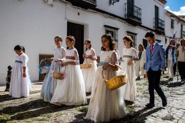 Carmona, İspanya - 19 Haziran 2022 Carmona Corpus Christi, Santa Maria Kilisesi 'ne giden genç çocuklarla dolu dini geçit töreni.