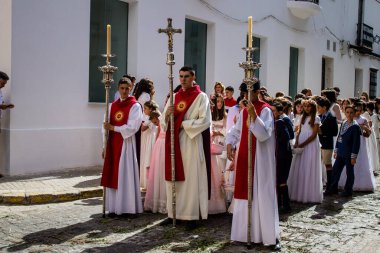 Carmona, İspanya - 19 Haziran 2022 Carmona Corpus Christi, Santa Maria Kilisesi 'ne giden genç çocuklarla dolu dini geçit töreni.